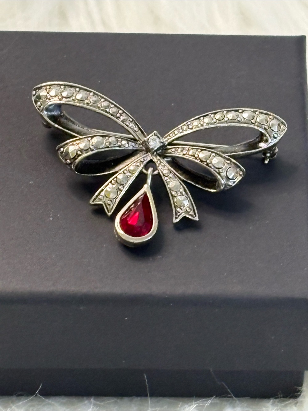Avon Silver-Tone Bow Brooch with Red Teardrop - Picture 5 of 6